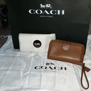 Coach wristlet wallet